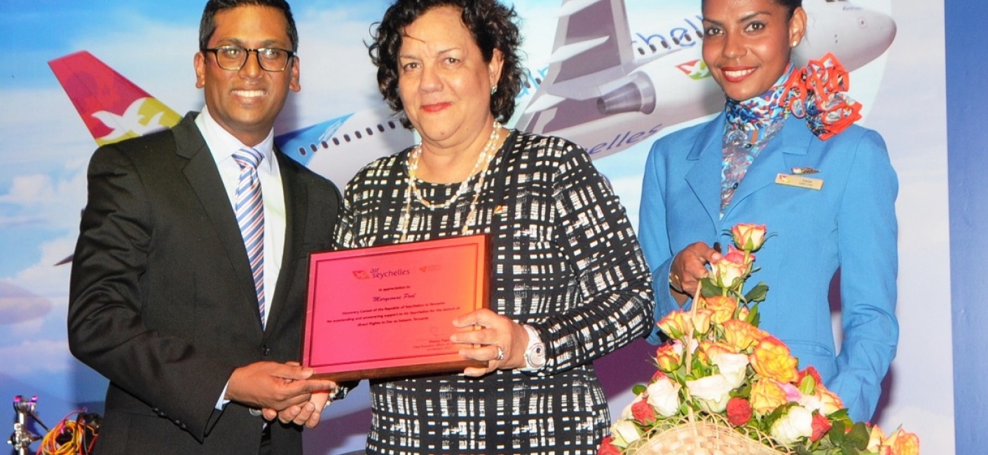 Chief Executive Officer, Manoj Papa, presents Ms Maryvonne Pool, Honorary Consul for the Republic of Seychelles to Tanzania, with a plaque recognizing her outstanding support to Air Seychelles