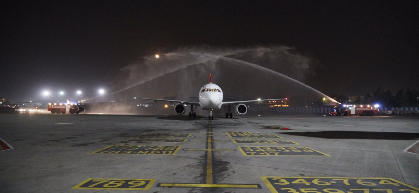 Air Seychelles’ historic first flight to Mumbai, HM 260, is greeted by a traditional water cannon salute