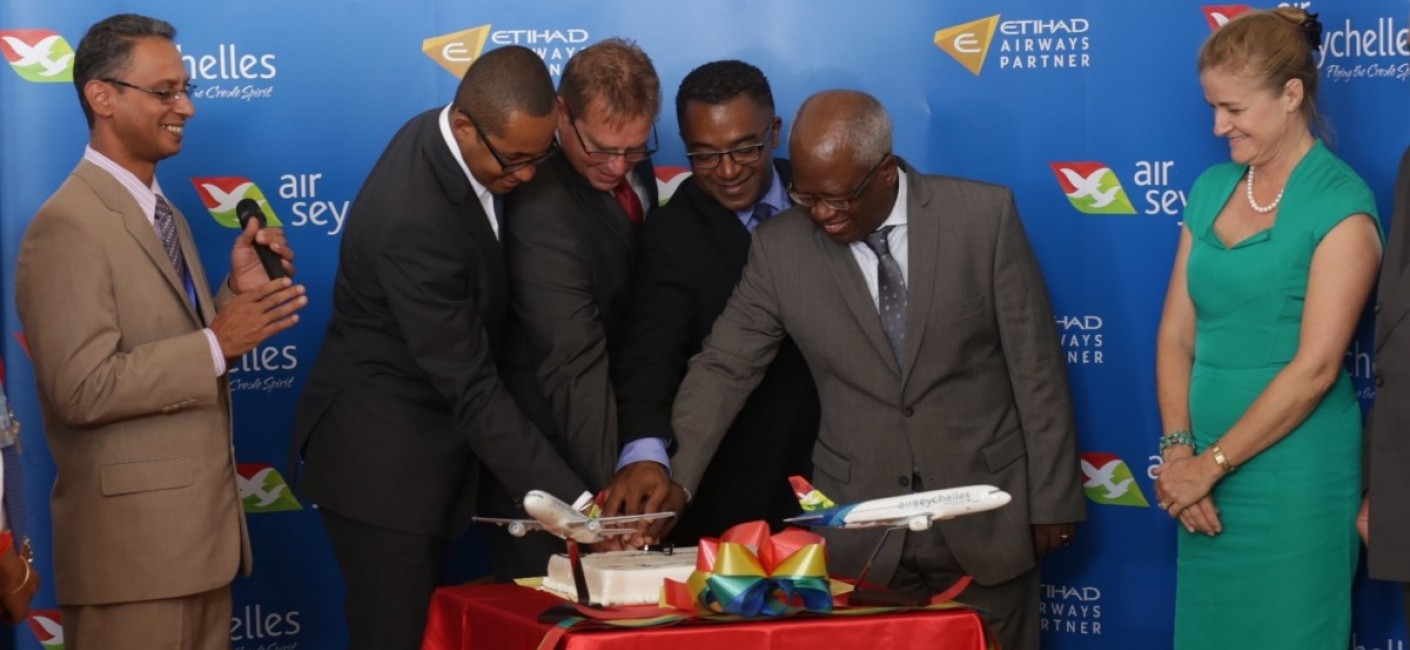Honouring Malagasy tradition, Minister of Transport, Ulrich Andriatana; Justin Gosling, Air Seychelles’ General Manager Commercial; Alan Renaud, Air Seychelles’ General Manager Corporate Affairs and Madagascar’s Minister of Tourism, Benjamina Ramanantsoa, participate in a cake-cutting ceremony