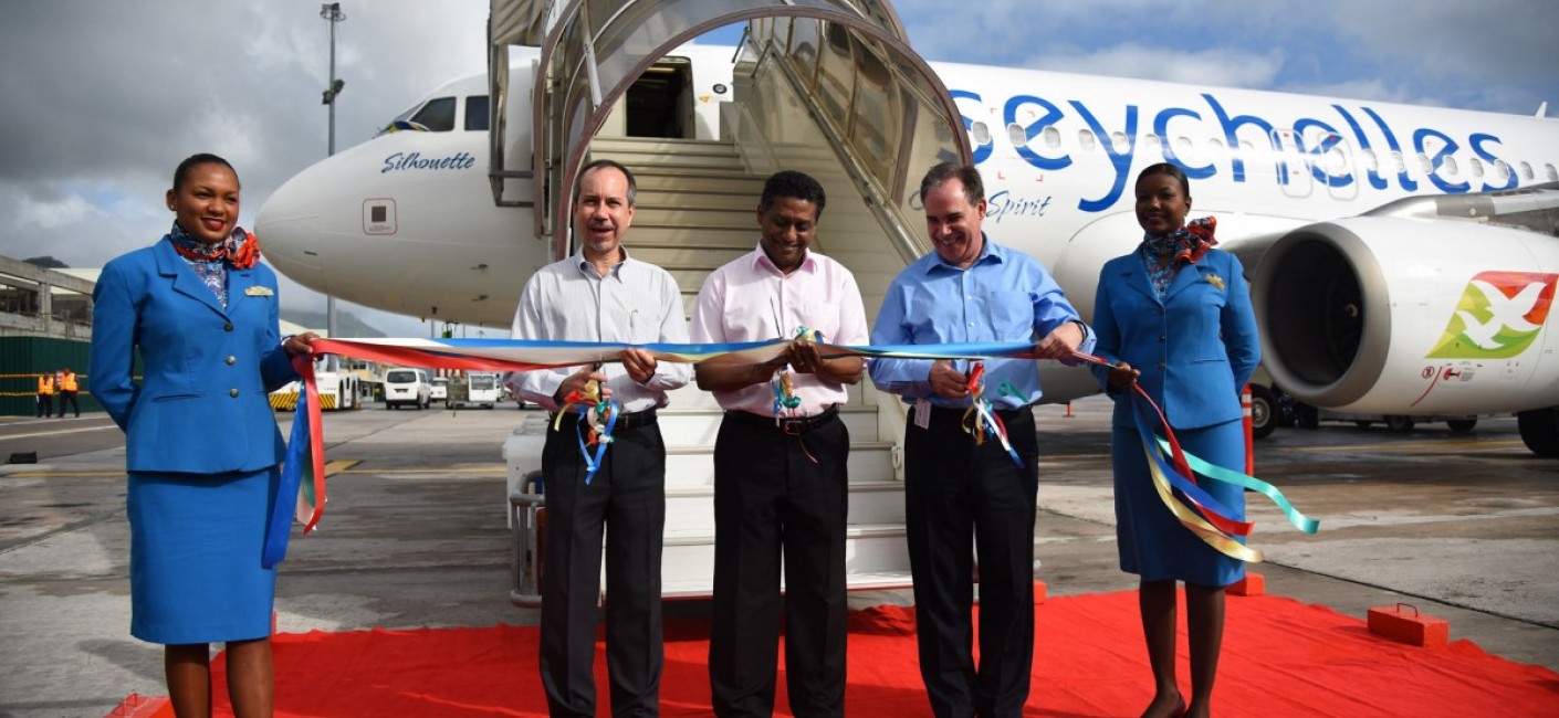 Vice President of Seychelles, Danny Faure (centre), Minister of Foreign Affairs and Transport and Chairman of Air Seychelles, Joël Morgan (left) and Chief Executive Officer of Air Seychelles, Roy Kinnear (right), cut a ribbon in the national colours of Seychelles to welcome the new Airbus A320 aircraft to Seychelles