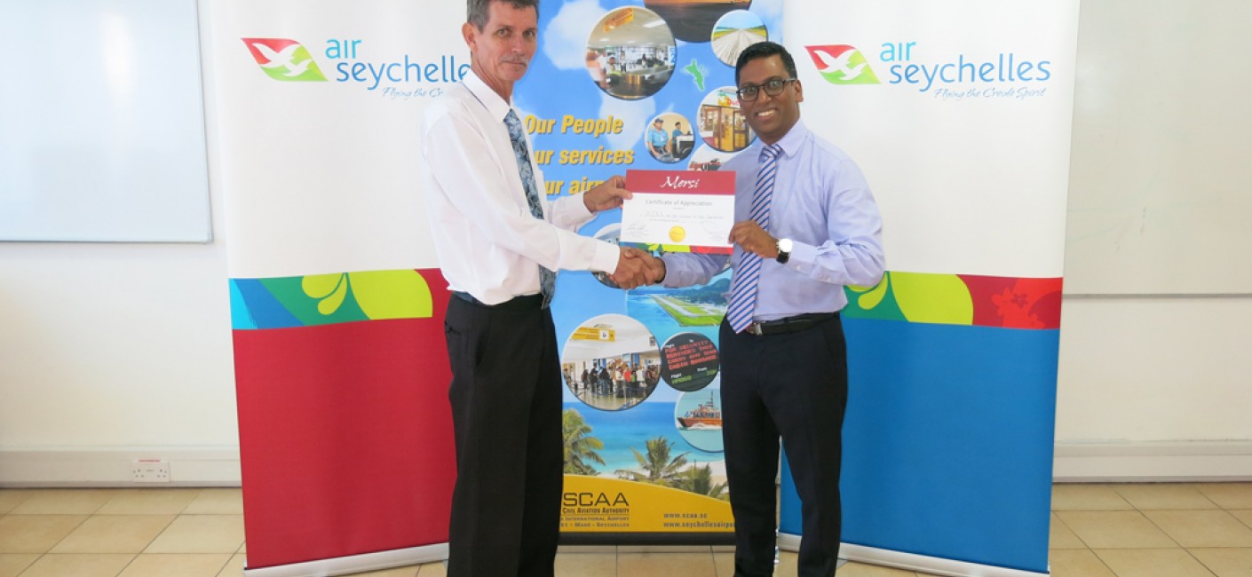 Manoj Papa (right), Chief Executive Officer of Air Seychelles, presents Gilbert Faure, Chief Executive Officer of the SCAA, with a certificate of appreciation