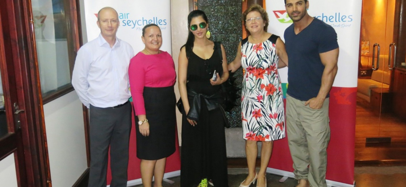 Shruti Hassan (centre) and John Abraham (far right), two of the biggest names in Bollywood, pose next to Rupert Hugh-Jones, Air Seychelles' Head of Corporate Communications (far left), Sabrina Agathine, Air Seychelles' Head of Marketing and Rose-Marie Hoareau, STB's Head of Marketing after arriving on the Mumbai flight